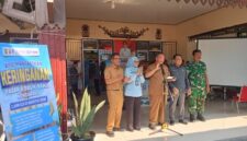 Staf Ahli Bupati Bidang Keuangan Lampung Selatan Wahidin Amin tandai louncing program keringanan pajak kendaraan bermotor. (Foto.Juwantoro)