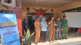 Staf Ahli Bupati Bidang Keuangan Lampung Selatan Wahidin Amin tandai louncing program keringanan pajak kendaraan bermotor. (Foto.Juwantoro)