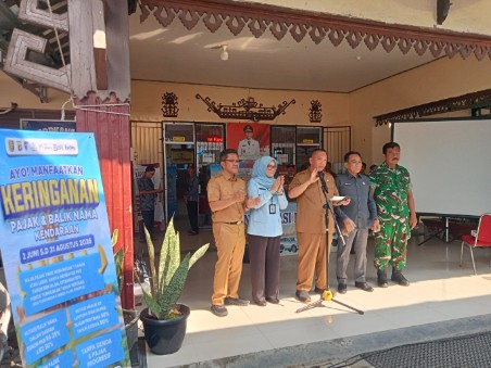 Staf Ahli Bupati Bidang Keuangan Lampung Selatan Wahidin Amin tandai louncing program keringanan pajak kendaraan bermotor. (Foto.Juwantoro)