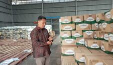 Pimpinan Cabang Bulog Kalianda, Lampung Selatan tengah mengecek minyak goreng di gudang, Senin, 9 Juni 2026. (Foto.Juwantoro)