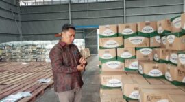 Pimpinan Cabang Bulog Kalianda, Lampung Selatan tengah mengecek minyak goreng di gudang, Senin, 9 Juni 2026. (Foto.Juwantoro)