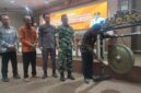 Sekda Kabupaten Lampung Selatan Supriyanto lakukan pemukulan gong sebagai tanda dimulainya sensus ekonomi tahun 206. (Foto.Juwantoro)