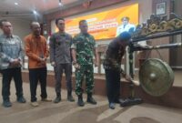Sekda Kabupaten Lampung Selatan Supriyanto lakukan pemukulan gong sebagai tanda dimulainya sensus ekonomi tahun 206. (Foto.Juwantoro)