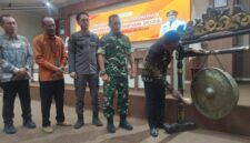 Sekda Kabupaten Lampung Selatan Supriyanto lakukan pemukulan gong sebagai tanda dimulainya sensus ekonomi tahun 206. (Foto.Juwantoro)