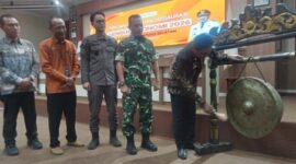 Sekda Kabupaten Lampung Selatan Supriyanto lakukan pemukulan gong sebagai tanda dimulainya sensus ekonomi tahun 206. (Foto.Juwantoro)