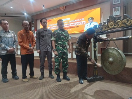 Sekda Kabupaten Lampung Selatan Supriyanto lakukan pemukulan gong sebagai tanda dimulainya sensus ekonomi tahun 206. (Foto.Juwantoro)