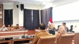 Asisten Bidang Ekobang Setdakab Lamsel Tri Umaryani pimpin rakor TKOK, Selasa, 23 Juni 2026. ( Foto:Juwantoro) 