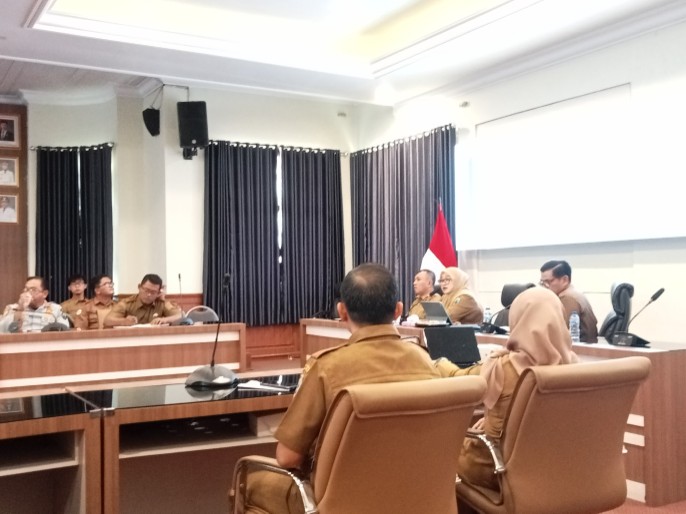 Asisten Bidang Ekobang Setdakab Lamsel Tri Umaryani pimpin rakor TKOK, Selasa, 23 Juni 2026. ( Foto:Juwantoro) 