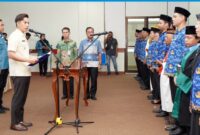 Bupati Lampung Selatan Radityo Egi Pratama tengah membacakan sumpah yang diikuti oleh para CPNS menjadi PNS (Foto.Diskominfo Lamsel)