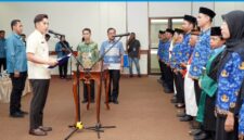 Bupati Lampung Selatan Radityo Egi Pratama tengah membacakan sumpah yang diikuti oleh para CPNS menjadi PNS (Foto.Diskominfo Lamsel)