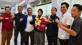 Poto: Tiba di bandara Raden Intan Aurel disambut Kepala Bidang Pembinaan Prestasi (Binpres), Yopi Hutomo Bhakti dan ofisial (ist).