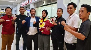 Poto: Tiba di bandara Raden Intan Aurel disambut Kepala Bidang Pembinaan Prestasi (Binpres), Yopi Hutomo Bhakti dan ofisial (ist).