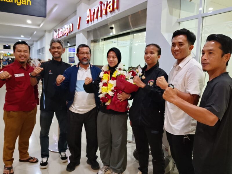 Poto: Tiba di bandara Raden Intan Aurel disambut Kepala Bidang Pembinaan Prestasi (Binpres), Yopi Hutomo Bhakti dan ofisial (ist).