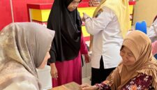 Poto: Petugaa puskemas kalianada sedang melakukan Cek Kesehatan (ist)