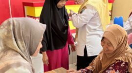 Poto: Petugaa puskemas kalianada sedang melakukan Cek Kesehatan (ist)