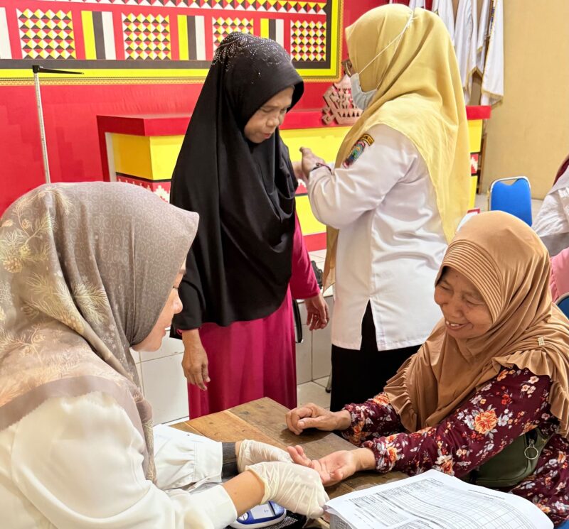 Poto: Petugaa puskemas kalianada sedang melakukan Cek Kesehatan (ist)