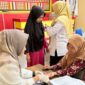 Poto: Petugaa puskemas kalianada sedang melakukan Cek Kesehatan (ist)