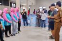 POTO: Manajer Tim Tenis Meja Porwanas Lampung, H. Tubagus Rifat memberikan arahan kepada atlet yang ikut seleksi (dok PWI LPG)