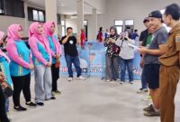 POTO: Manajer Tim Tenis Meja Porwanas Lampung, H. Tubagus Rifat memberikan arahan kepada atlet yang ikut seleksi (dok PWI LPG)