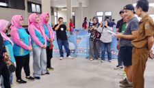 POTO: Manajer Tim Tenis Meja Porwanas Lampung, H. Tubagus Rifat memberikan arahan kepada atlet yang ikut seleksi (dok PWI LPG)