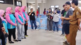 POTO: Manajer Tim Tenis Meja Porwanas Lampung, H. Tubagus Rifat memberikan arahan kepada atlet yang ikut seleksi (dok PWI LPG)