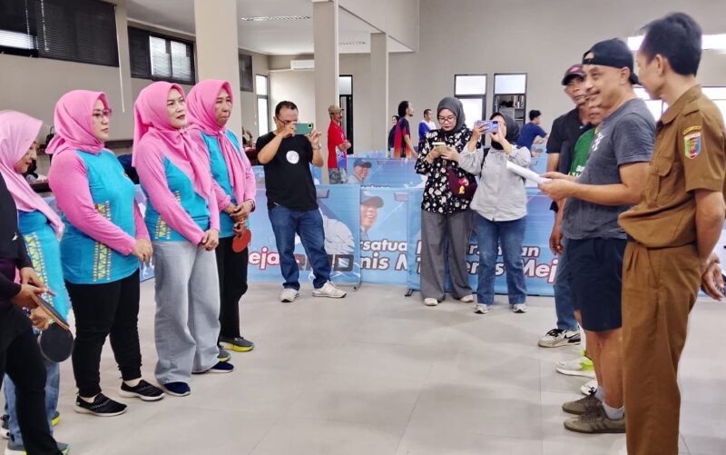 POTO: Manajer Tim Tenis Meja Porwanas Lampung, H. Tubagus Rifat memberikan arahan kepada atlet yang ikut seleksi (dok PWI LPG)