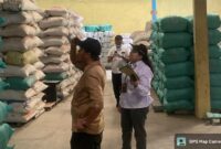 Poto: BRMP melakukan verifikasi stok benih di gudang CV Karya Sentosa Makmur.