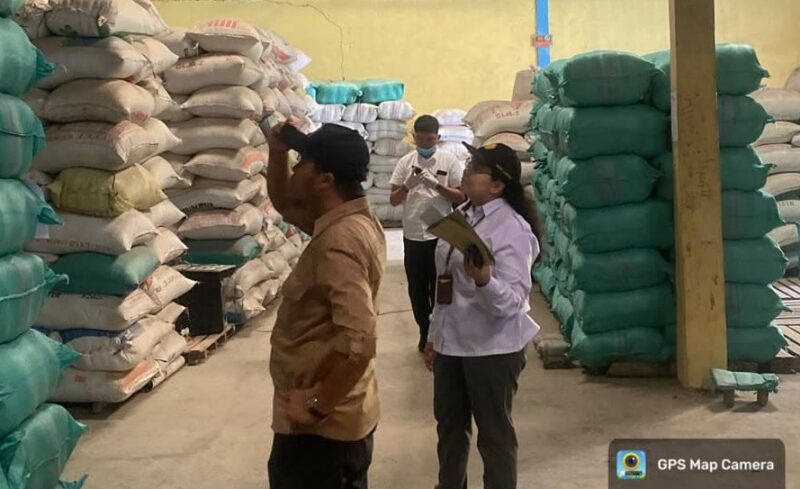 Poto: BRMP melakukan verifikasi stok benih di gudang CV Karya Sentosa Makmur.