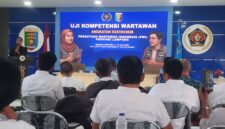 Poto: Ketua PWI Lampung Wirahadikusumah saat menutup UKW angkatan ke 38, tahun 2026 (Lim/Serambi Lampung.).