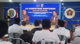 Poto: Ketua PWI Lampung Wirahadikusumah saat menutup UKW angkatan ke 38, tahun 2026 (Lim/Serambi Lampung.).