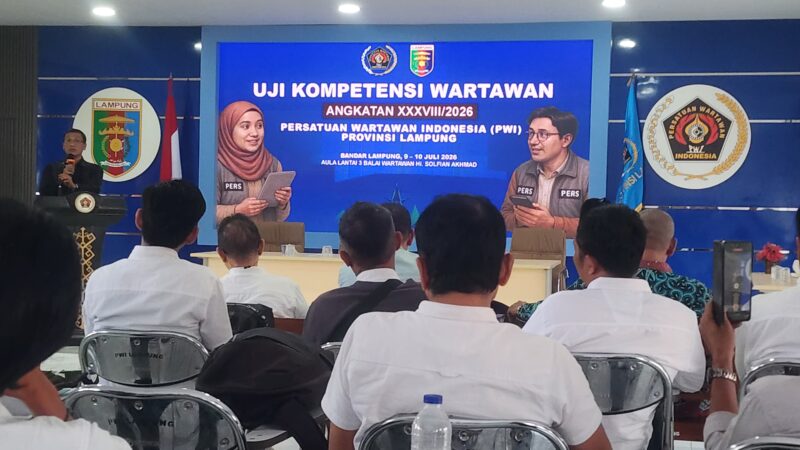 Poto: Ketua PWI Lampung Wirahadikusumah saat menutup UKW angkatan ke 38, tahun 2026 (Lim/Serambi Lampung.).