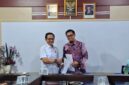 Poto: Wakil Ketua Umum II KONI Lampung Riagus Ria  bersama Rektor UAP Dr. Sutrisno (dokHumas KONI Lampung).