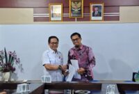 Poto: Wakil Ketua Umum II KONI Lampung Riagus Ria  bersama Rektor UAP Dr. Sutrisno (dokHumas KONI Lampung).