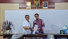 Poto: Wakil Ketua Umum II KONI Lampung Riagus Ria bersama Rektor UAP Dr. Sutrisno (dokHumas KONI Lampung).