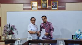 Poto: Wakil Ketua Umum II KONI Lampung Riagus Ria  bersama Rektor UAP Dr. Sutrisno (dokHumas KONI Lampung).