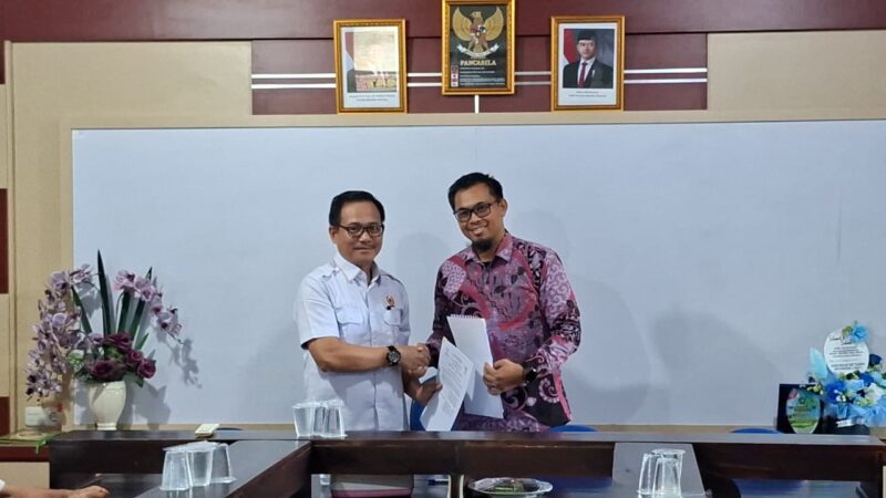 Poto: Wakil Ketua Umum II KONI Lampung Riagus Ria  bersama Rektor UAP Dr. Sutrisno (dokHumas KONI Lampung).