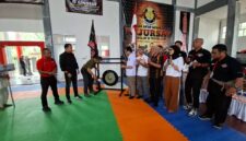 Poto: Ketua KONI Lampung membuka kejuaraan Antarsatlat Tarung Derajat, 