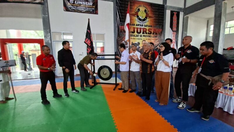 Poto: Ketua KONI Lampung membuka kejuaraan Antarsatlat Tarung Derajat, 
