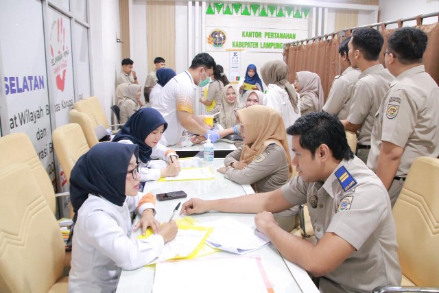 Para Pegawai Kantor Pertanahan Lampung Selatan tengah melakukan Medical Check -Up. (Foto. Dok. Kantah Lamsel) 