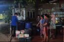 Poto: Petugas Damkar Lamsel Bagikan Air Bersih Untik Warga ( ist).