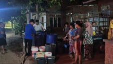 Poto: Petugas Damkar Lamsel Bagikan Air Bersih Untik Warga ( ist).