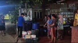 Poto: Petugas Damkar Lamsel Bagikan Air Bersih Untik Warga ( ist).