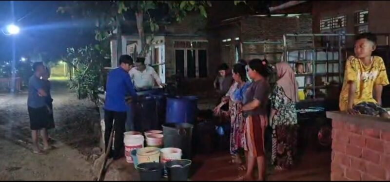 Poto: Petugas Damkar Lamsel Bagikan Air Bersih Untik Warga ( ist).