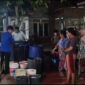 Poto: Petugas Damkar Lamsel Bagikan Air Bersih Untik Warga ( ist).
