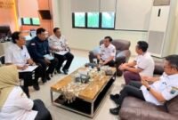 Kepala Kantah Lampung Selatan Rizal Rasyuddin bahas kerjasama dengan Sekdakab Lamsel Supriyanto dan jajarannya. (Foto.Dok.Kantah Lamsel) 