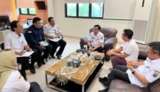 Kepala Kantah Lampung Selatan Rizal Rasyuddin bahas kerjasama dengan Sekdakab Lamsel Supriyanto dan jajarannya. (Foto.Dok.Kantah Lamsel) 