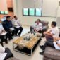 Kepala Kantah Lampung Selatan Rizal Rasyuddin bahas kerjasama dengan Sekdakab Lamsel Supriyanto dan jajarannya. (Foto.Dok.Kantah Lamsel) 