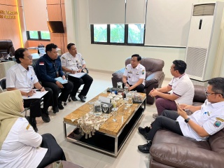 Kepala Kantah Lampung Selatan Rizal Rasyuddin bahas kerjasama dengan Sekdakab Lamsel Supriyanto dan jajarannya. (Foto.Dok.Kantah Lamsel) 
