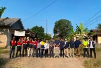 Pihak PT. SMI, Dinas PU -PR dan Bappeda Lampung Selatan foto bersama usai meninjau jalan di wilayah Kecamatan Kalianda. (Foto.Dok.Dinas PU -PR Lamsel) 