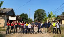 Pihak PT. SMI, Dinas PU -PR dan Bappeda Lampung Selatan foto bersama usai meninjau jalan di wilayah Kecamatan Kalianda. (Foto.Dok.Dinas PU -PR Lamsel)